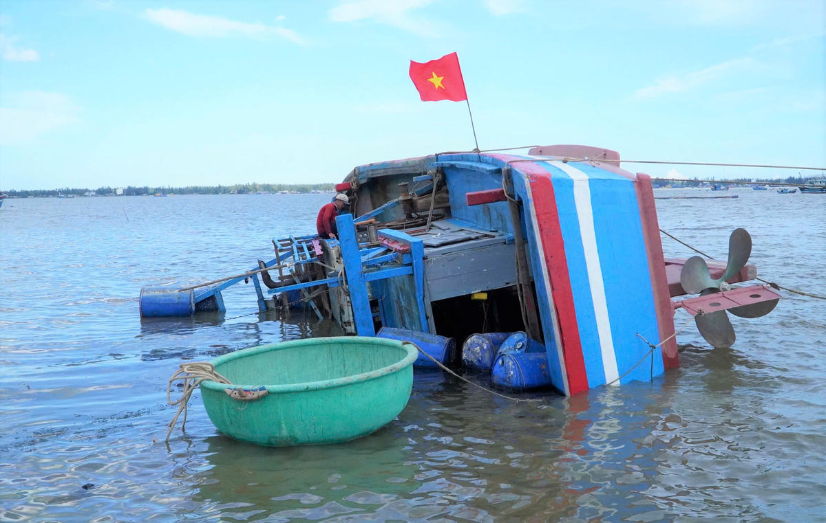 Con tàu của ngư dân Văn Bá Dũng bị lật nghiêng nằm giữa biển.