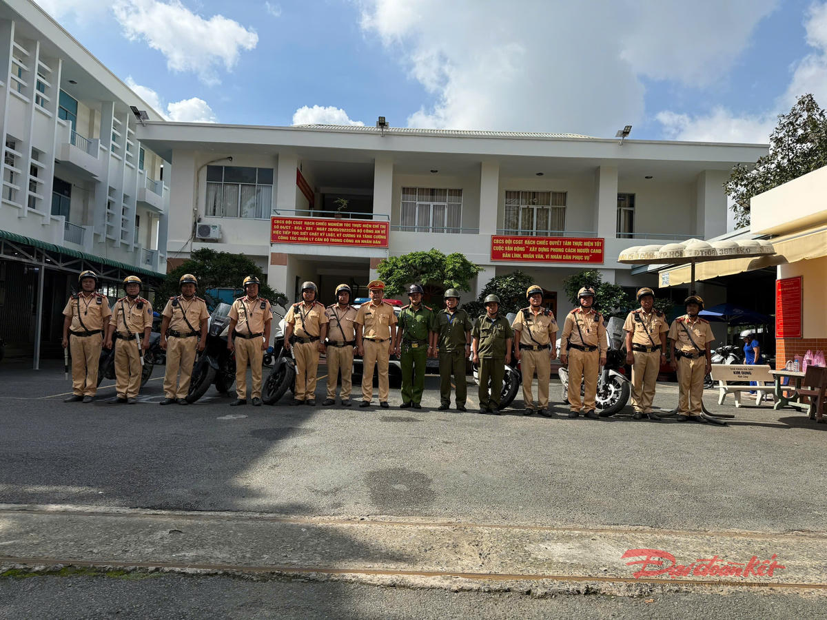 Các Tổ công tác ra quân xử phạt vi phạm giao thông vào sáng nay, 9/11. Ảnh: Hồng Phúc.
