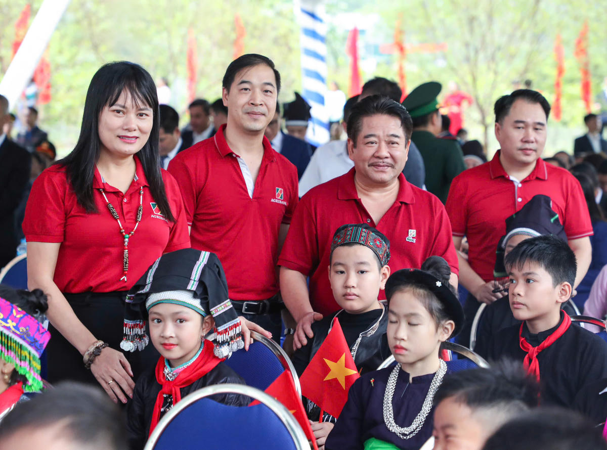 Bà Phùng Thị Bình - Phó Tổng Giám đốc Agribank và các cán bộ Agribank Chi nhánh Lào Cai II giao lưu với các em học sinh tại Mường Khương