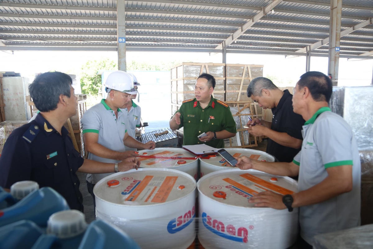 Ngày 29/9, Phòng Cảnh sát kinh tế (Công an tỉnh Quảng Ninh) kiểm tra, bắt giữ 28 xe container tại khu vực Cửa khẩu Bắc Luân 2. Ảnh: Công an cung cấp.