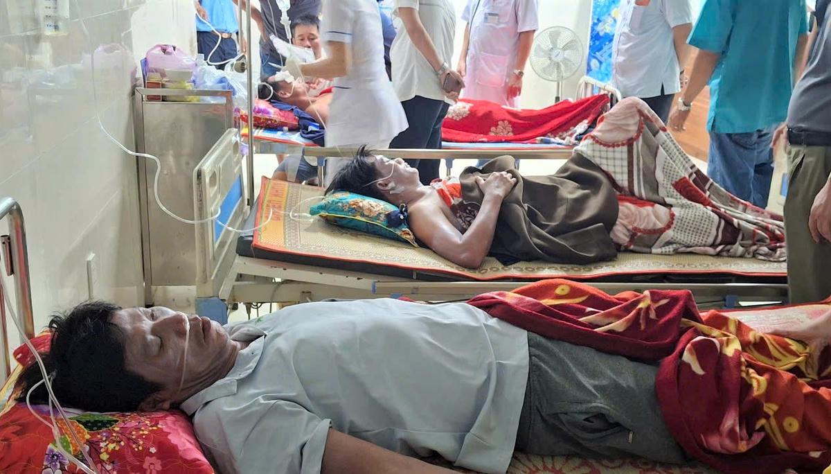 Anh Phan Duy Quang nằm điều trị trạm y tế đặc khu Lý Sơn. Ảnh: Chí Đại.