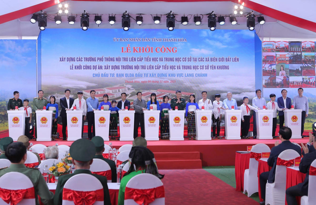 Thủ tướng cùng các đại biểu và các em học sinh thực hiện nghi thức khởi công xây dựng các trường phổ thông nội trú tại các xã biên giới trên đất liền. Ảnh: Minh Hiếu