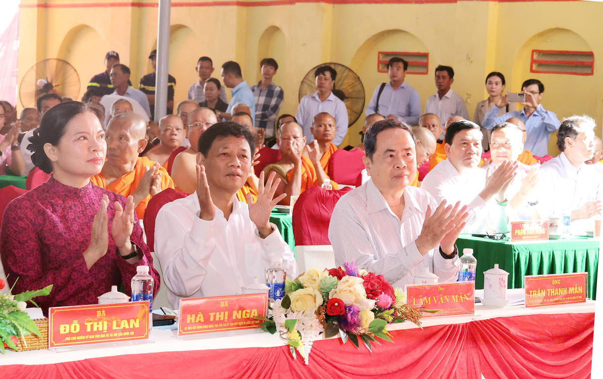 Chủ tịch Quốc hội Trần Thanh Mẫn, Chủ tịch Hội đồng Dân tộc của Quốc hội Lâm Văn Mẫn; Phó Chủ tịch UBTƯ MTTQ Việt Nam Hà Thị Nga dự Ngày hội. Ảnh Trung Phạm. 