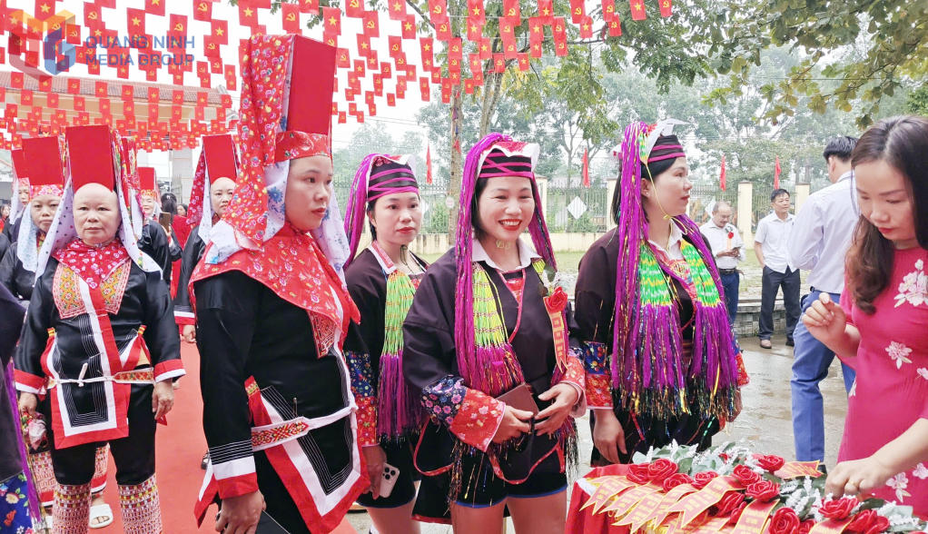 Đông đảo cán bộ, giáo viên, nhân dân xã Đường Hoa phấn khởi tham dự Lễ khởi công xây dựng Trường phổ thông nội trú TH&amp;THCS Quảng Sơn (xã Đường Hoa). Ảnh: BQN.