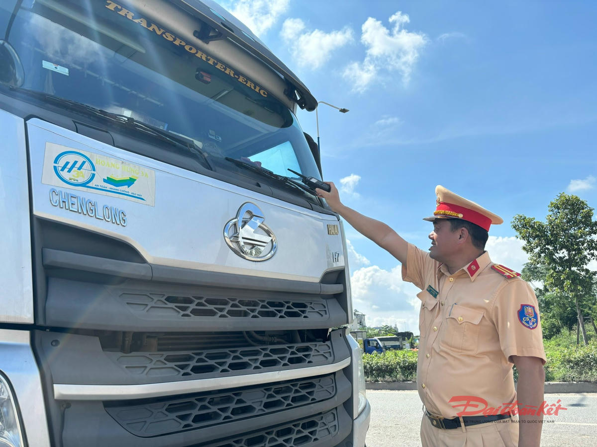 Trung tá Nguyễn Hoàng Tâm - Đội trưởng Đội Rạch Chiếc chỉ huy Tổ công tác CSGT xử lý tài xế vi phạm. Ảnh: Hồng Phúc.