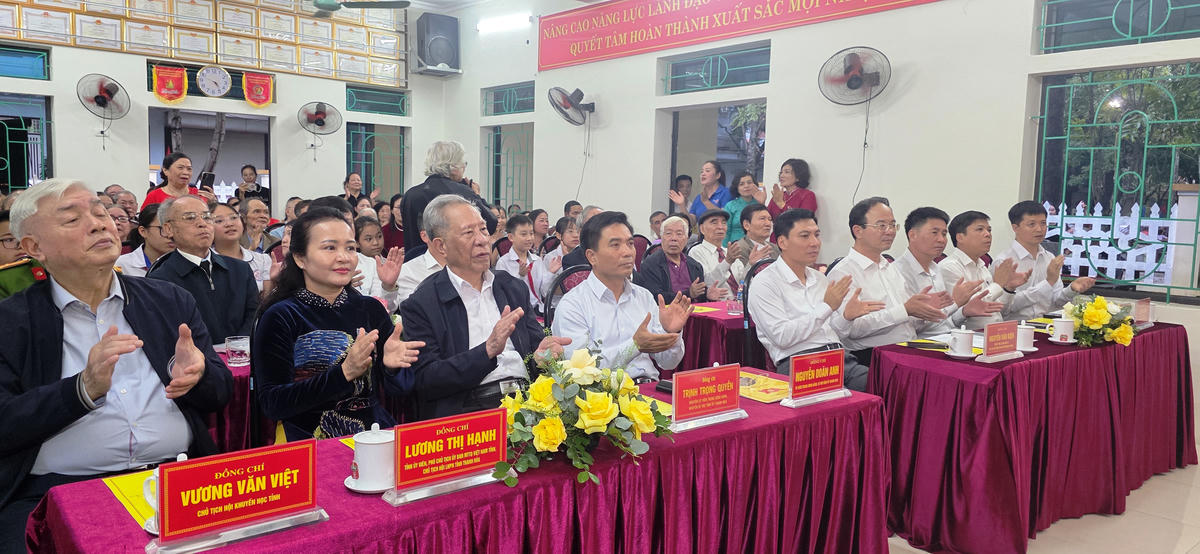 Các đại biểu tỉnh Thanh Hóa về chung vui ngày hội với bà con nhân dân Tổ dân phố Đội Cung 3. Ảnh: Nguyễn Chung.