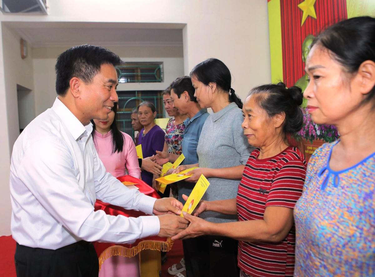 Thay mặt lãnh đạo tỉnh, ông Nguyễn Doãn Anh, Bí thư Tỉnh ủy Thanh Hóa đã trao tặng 10 phần quà cho các gia đình trên địa bàn tổ dân phố. Ảnh: Nguyễn Chung.