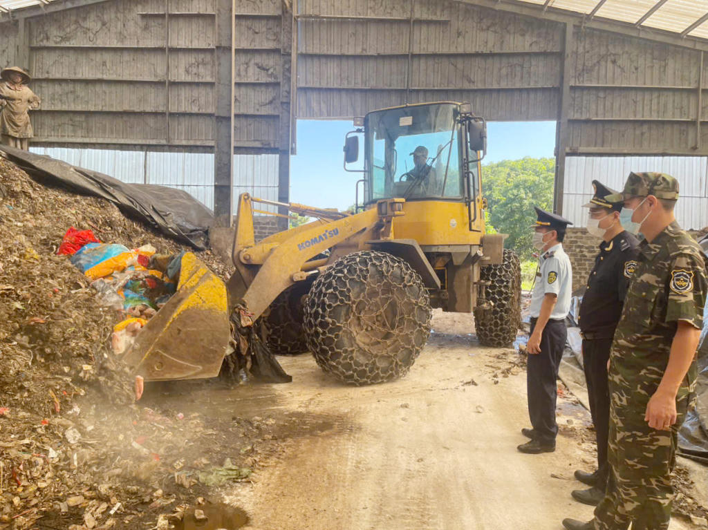 Các lực lượng chức năng tiêu huỷ hàng&nbsp;lậu, hàng giả, hàng kém chất lượng, không đảm bảo VSATTP. Ảnh: QLTT Quảng Ninh.