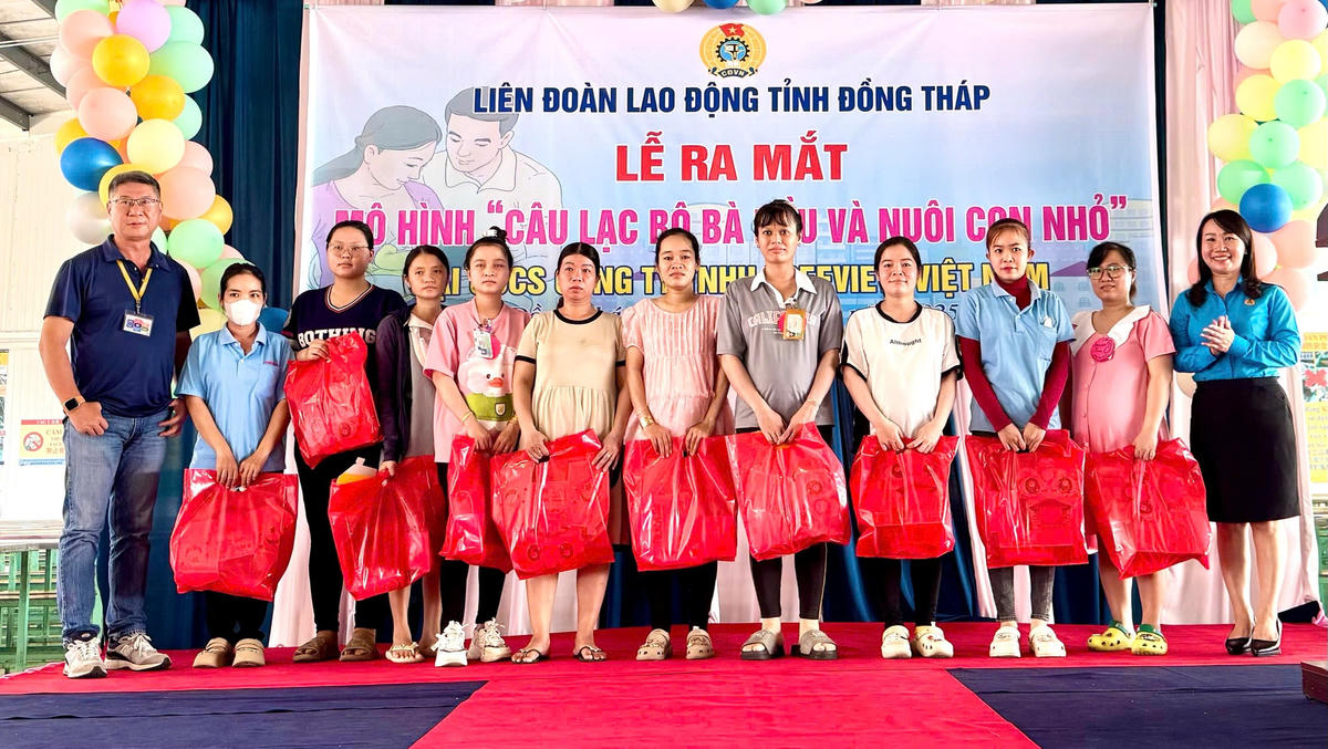 Chị em công nhân lao động được thăm khám, tư vấn sức khỏe khi tham gia mô hình “CLB bà bầu và nuôi con nhỏ” trên địa bàn tỉnh.