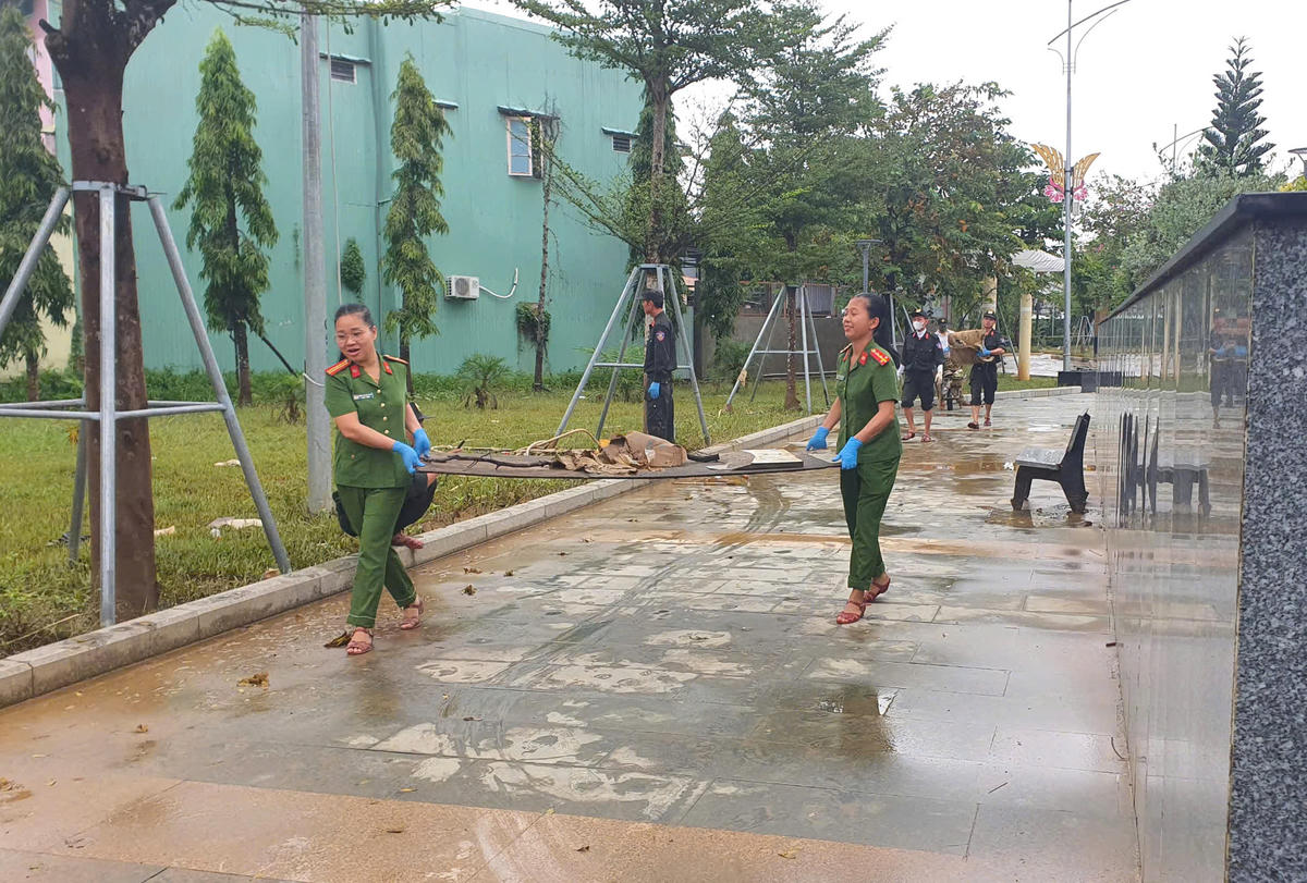 Các chiến sĩ công an giúp dân dọn dẹp sau lũ. Ảnh Phước Thành