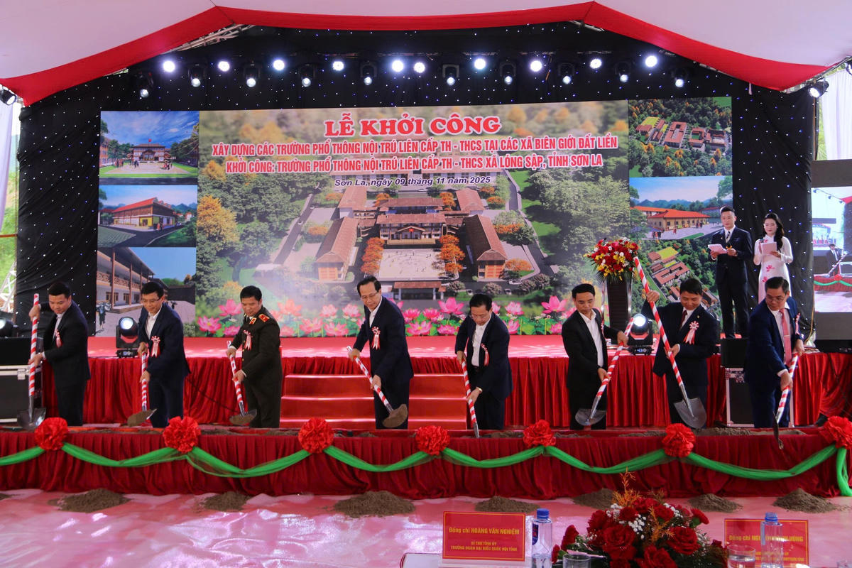 Các lãnh đạo, đại biểu thực hiện nghi thức khởi công. Ảnh: H.H