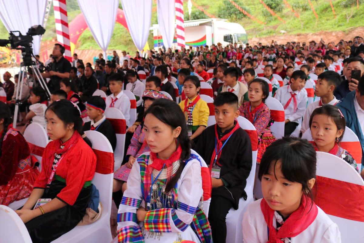 Đông đảo các em học sinh tham dự, mong chờ ngày được học trong một ngôi trường mới khang trang, tiện nghi. Ảnh: H.H