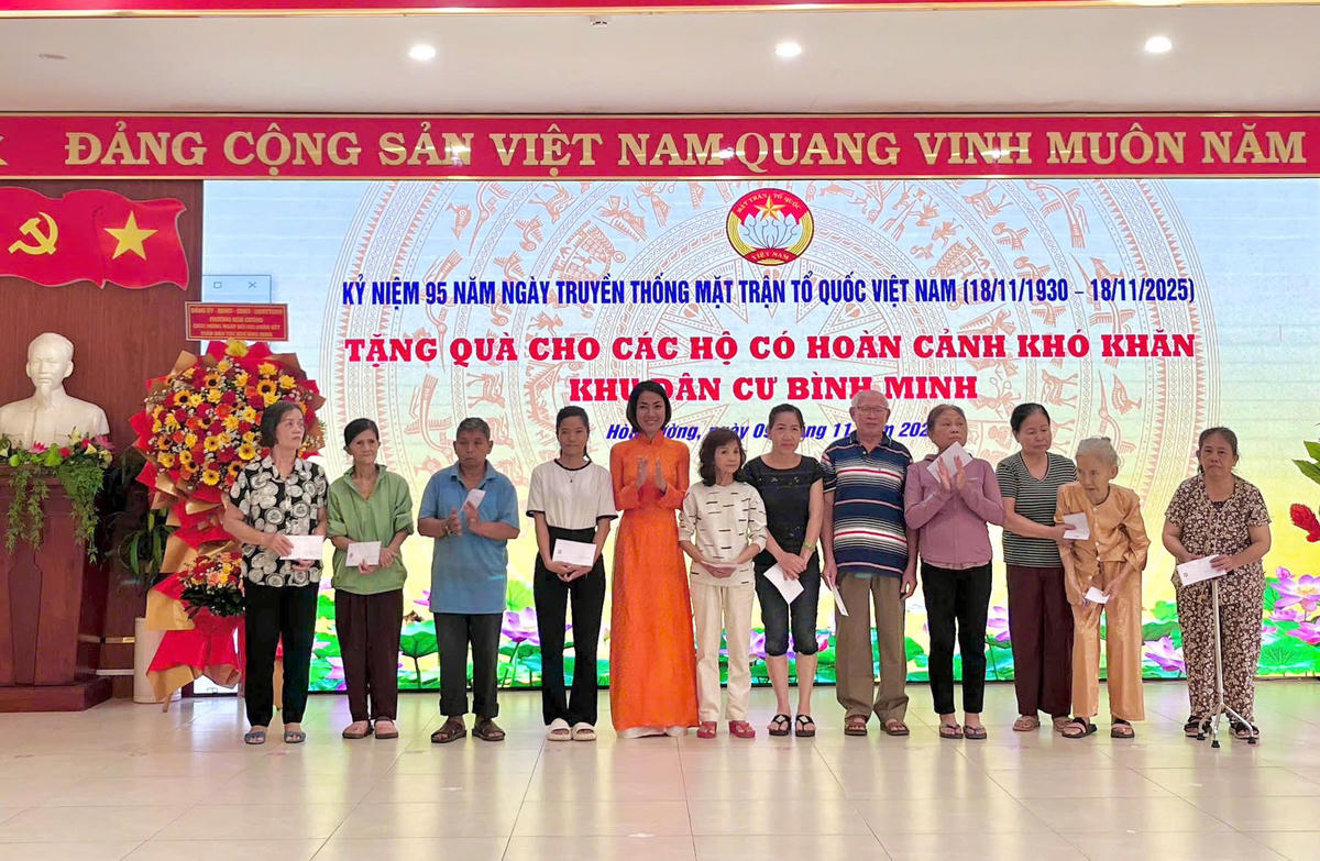 Ngày hội trao quà hỗ trợ các hộ dân. Ảnh: Khánh Hằng.