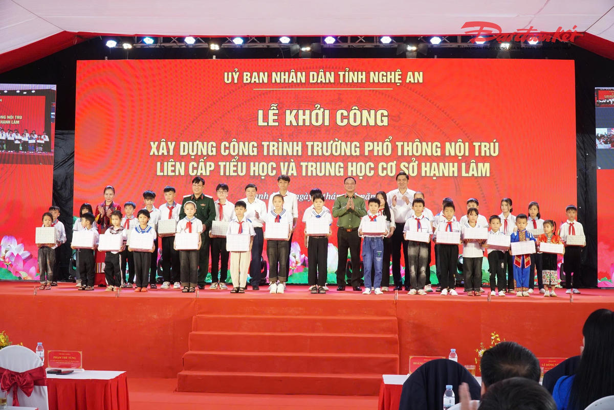 Đại diện lãnh đạo bộ, ngành Trung ương và tỉnh Nghệ An đã trao tặng 15 suất quà cho em học sinh tiểu học và 15 em học sinh Hạnh Lâm và Thanh Đức có hoàn cảnh khó khăn đã vươn lên trong học tập. Ảnh: HL