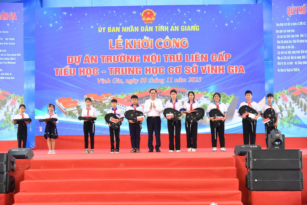 Phó Thủ tướng Bùi Thanh Sơn trao tặng quà và học bổng đến các em học sinh giỏi, có hoàn cảnh khó khăn. (ảnh: Phương Vũ)