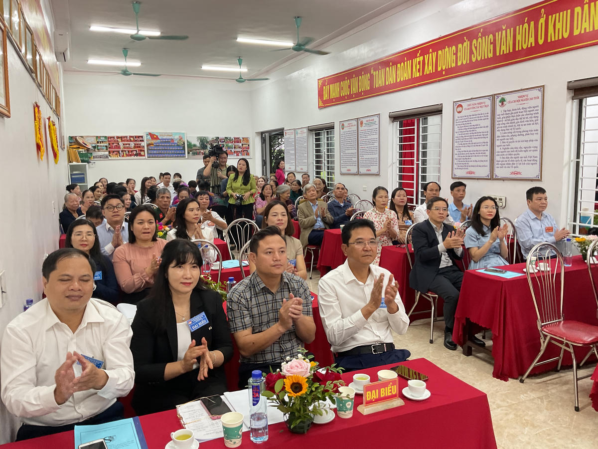 Cán bộ cùng dân vui văn nghệ, hái hoa dân chủ trong ngày hội Đại đoàn kết
