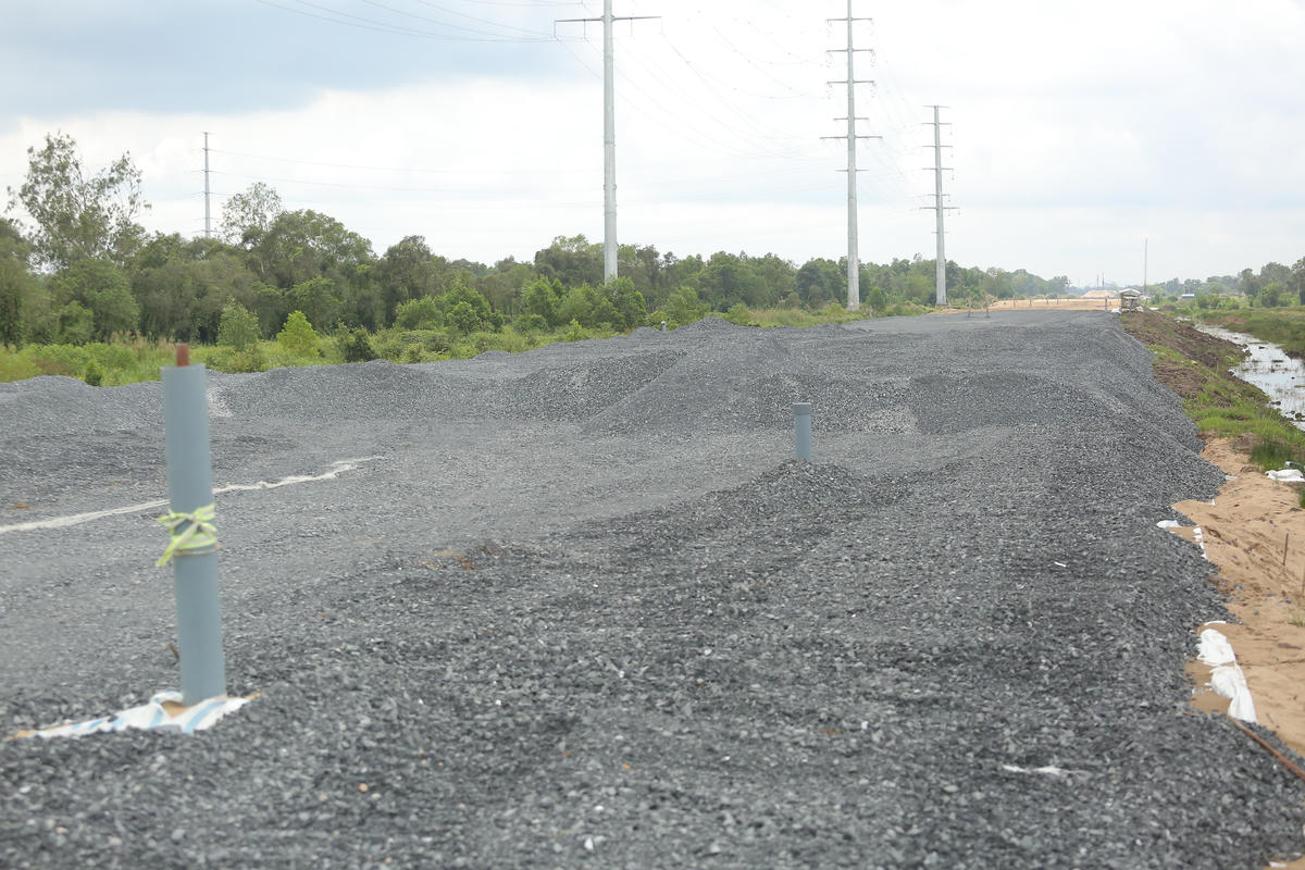 Một đoạn qua địa bàn xã Xuân Thới Sơn đã được đổ đá dăm chuẩn bị thi công. Ảnh: Đ.Xá.
