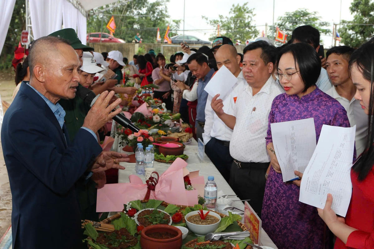 Hội thi ẩm thực “Hương vị rươi quê hương” tại lễ hội rươi 2025. Ảnh: PT.&nbsp;