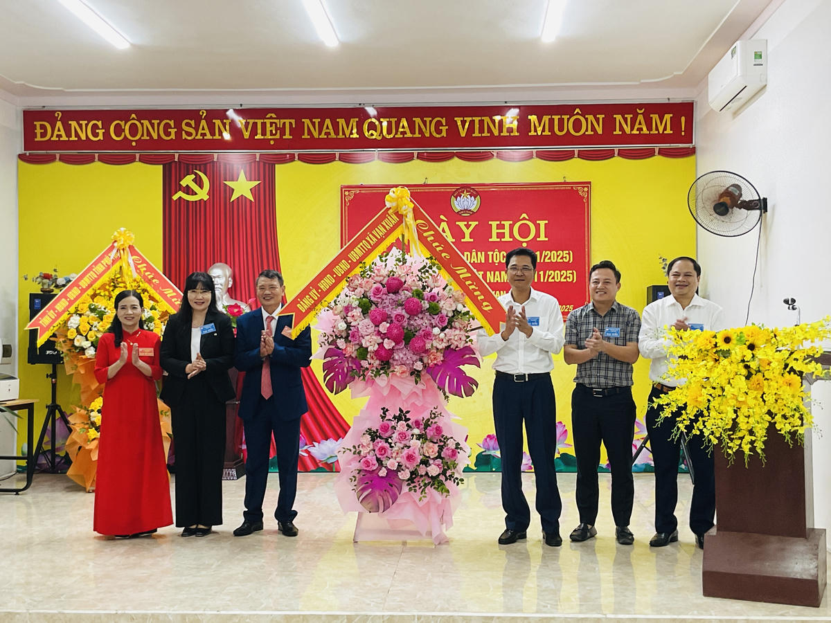 Lãnh đạo cấp uỷ, chính quyền và MTTQ xã Vạn Xuân tặng hoa chúc mừng Khu dân cư trong Ngày hội Đại đoàn kết