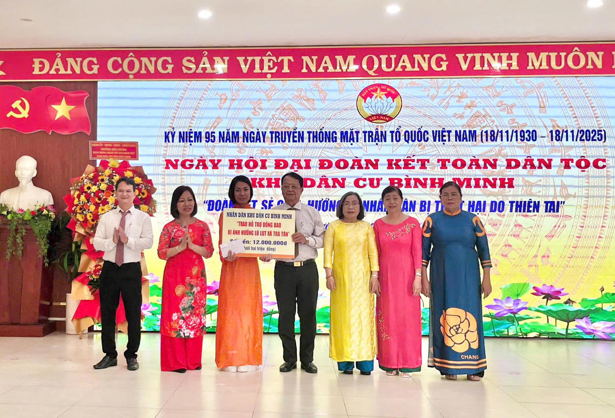 Ngày hội ủng hộ 12 triệu đồng cho người dân xã kết nghĩa Trà Tân. Ảnh: Khánh Hằng.