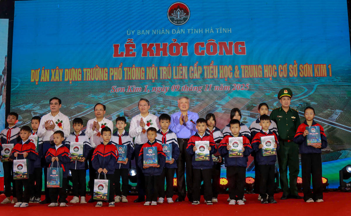 Các đại biểu trao quà cho các em học sinh trên địa bàn xã Sơn Kim 1. Ảnh: Cẩm Kỳ&nbsp;