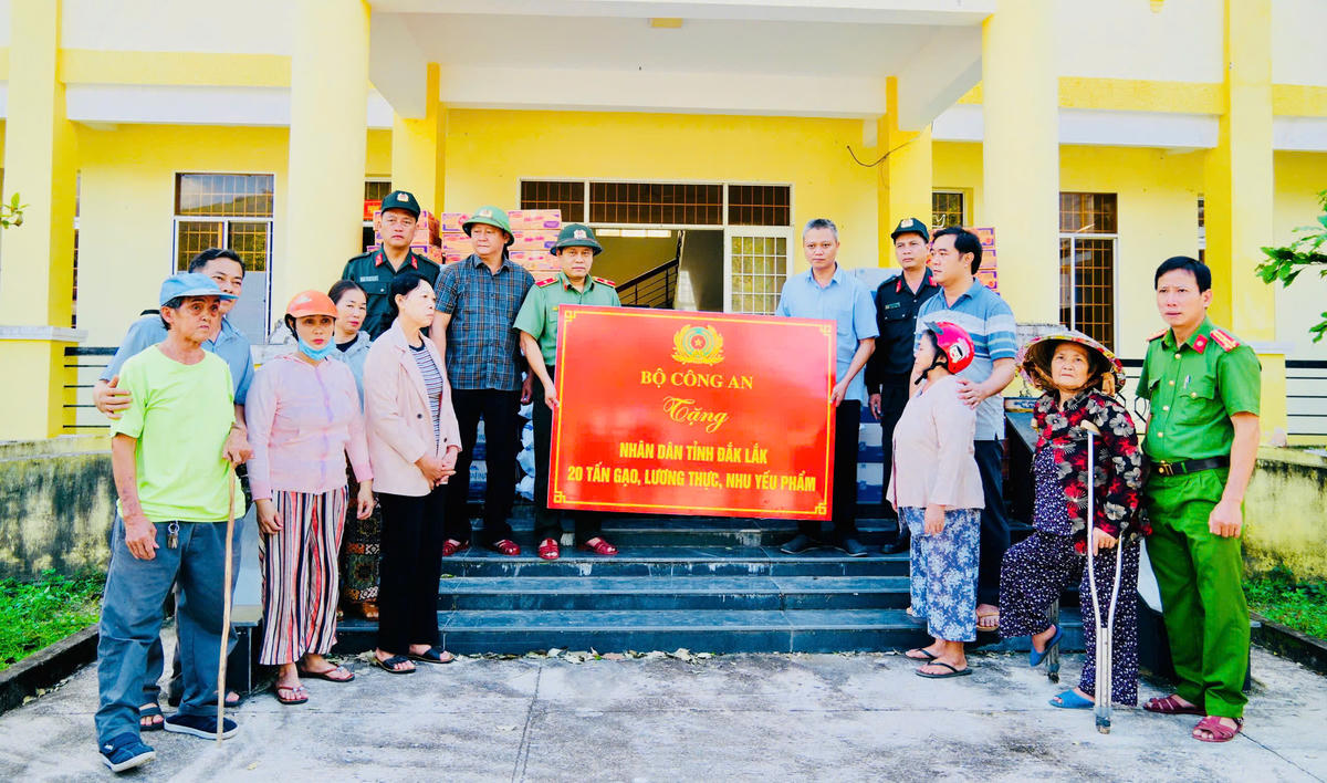 Bộ Công an tặng nhân dân tỉnh Đắk Lắk 20 tấn gạo và nhu yếu phẩm. Ảnh: SĐ.