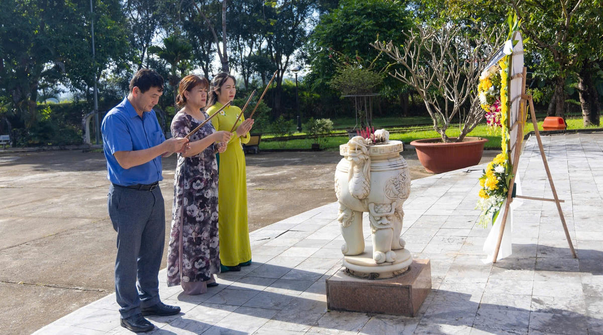 Ủy ban MTTQ Việt Nam tỉnh Quảng Ngãi dâng hoa, dâng hương các Anh hùng liệt sĩ tại Nghĩa trang Liệt sĩ phường Đăk Cấm. Ảnh: CV.