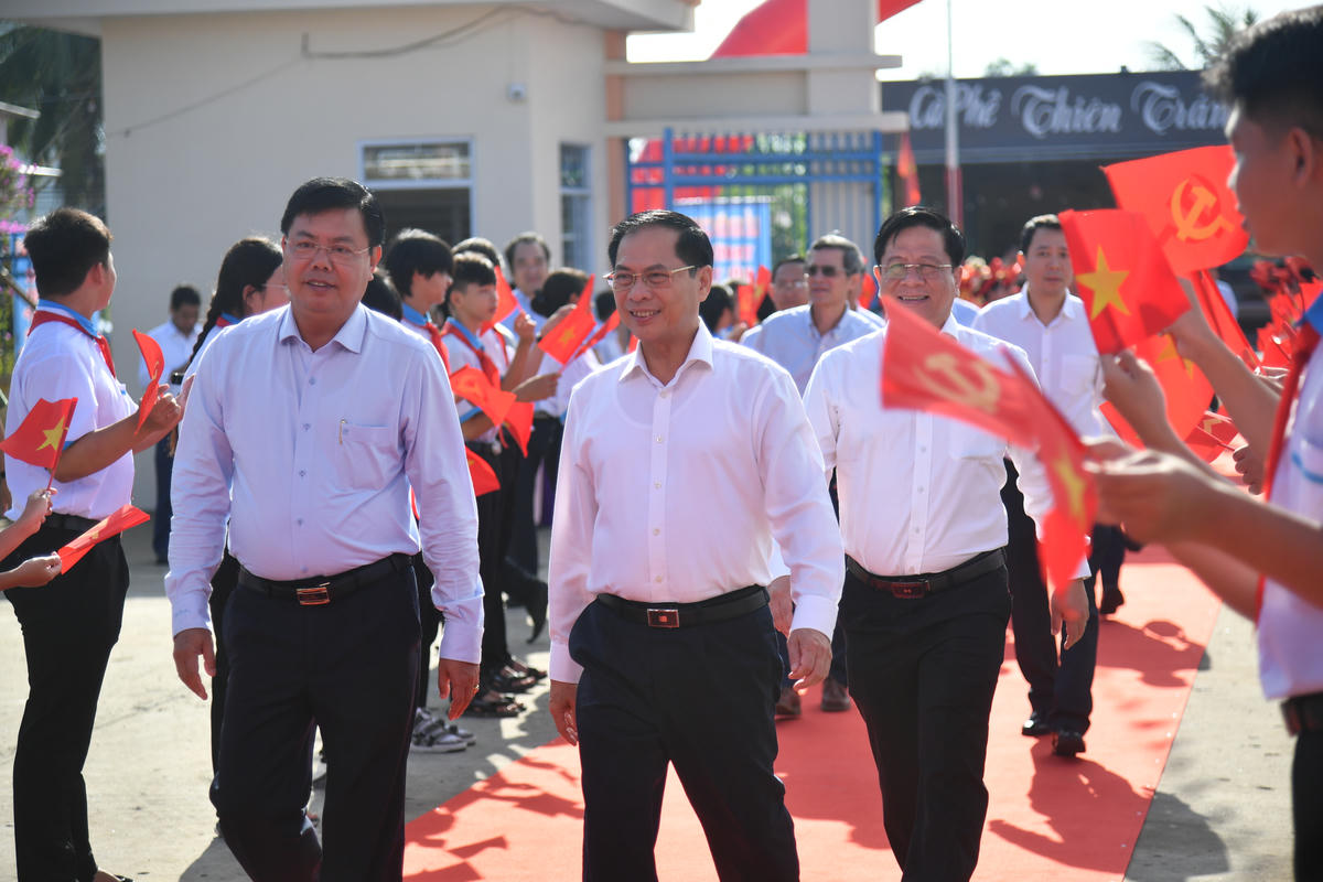 Phó Thủ tướng Bùi Thanh Sơn và lãnh đạo tỉnh An Giang đến dự Lễ khởi công xây dựng Trường Nội trú liên cấp Tiểu học-THCS Vĩnh Gia. (ảnh: Phương Vũ)