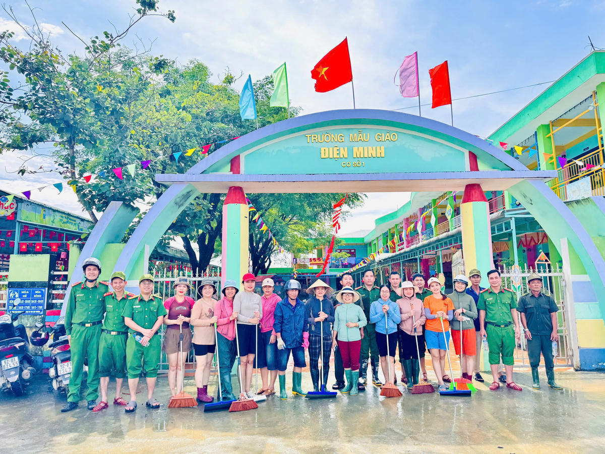 Sau khi dọn dẹp sạch sẽ cá chiến sĩ chụp ảnh lưu niệm với Trường Mẫu giáo Đện Minh. Ảnh: Phước Thành