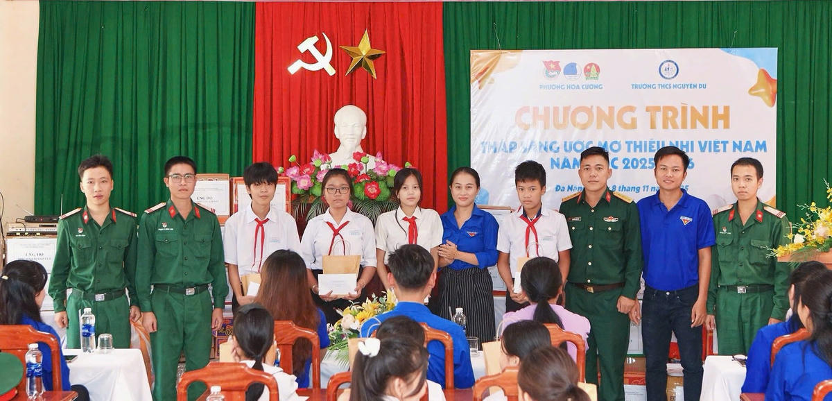 Trao quà hỗ trợ học sinh Trường THCS Nguyễn Du, xã Hà Nha. Ảnh: Công Thành.