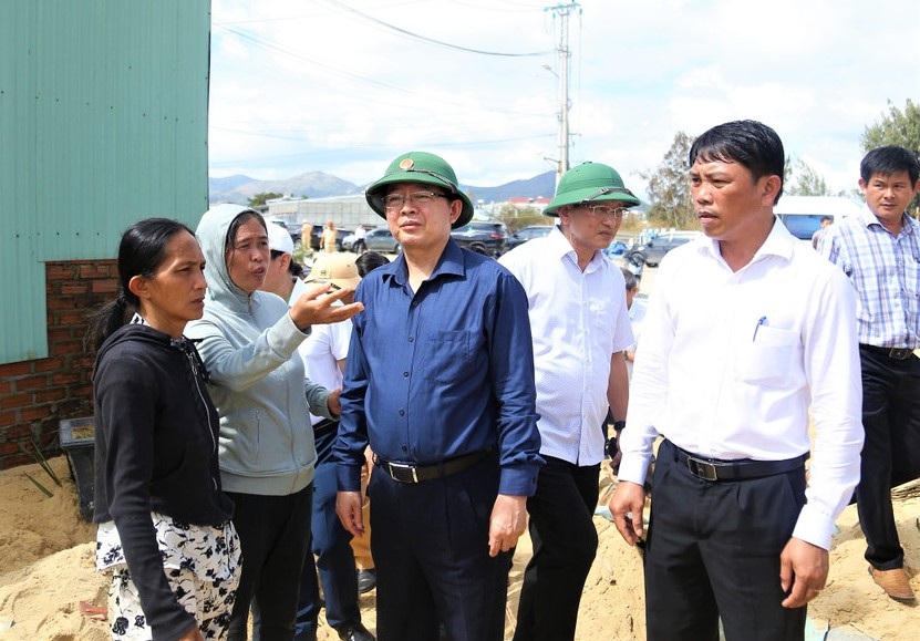 Phó Thủ tướng Hồ Quốc Dũng động viên, chia sẻ những khó khăn của người dân xã Đề Gi thiệt hại do bão số 13 gây ra. Ảnh: CV.