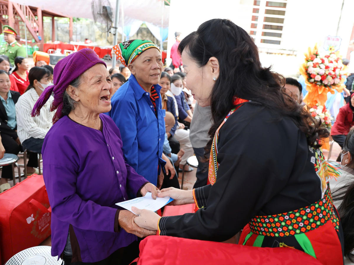 Chủ tịch Ủy ban MTTQ tỉnh Bắc Ninh Nguyễn Thị Hà tặng quà các hộ nghèo.&nbsp;