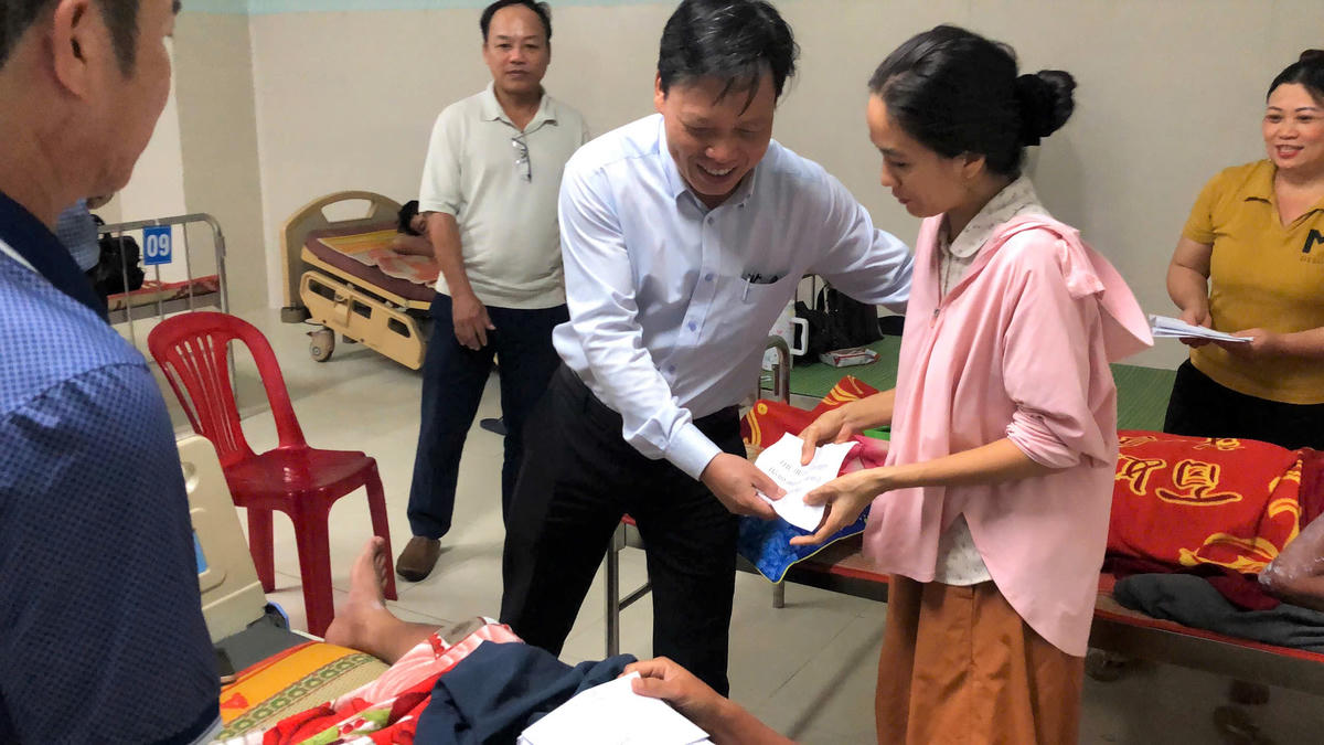 Lãnh đạo đặc khu Lý Sơn đến thăm hỏi người thân và 3 người mất tích trên biển được cứu sống. Ảnh: Nguyễn Tín.