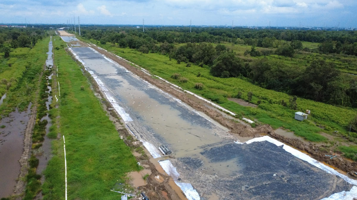Đoạn đường Vành đai 3 TP Hồ Chí Minh đi qua xã Xuân Thới Sơn hiện đang đắp đất nền. Ảnh: Đ.Xá.