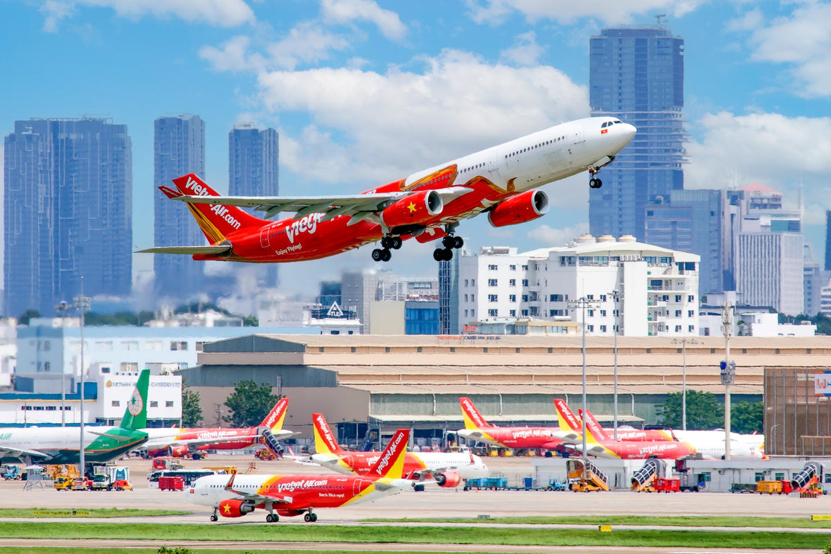 Tàu bay Vietjet cất cánh.