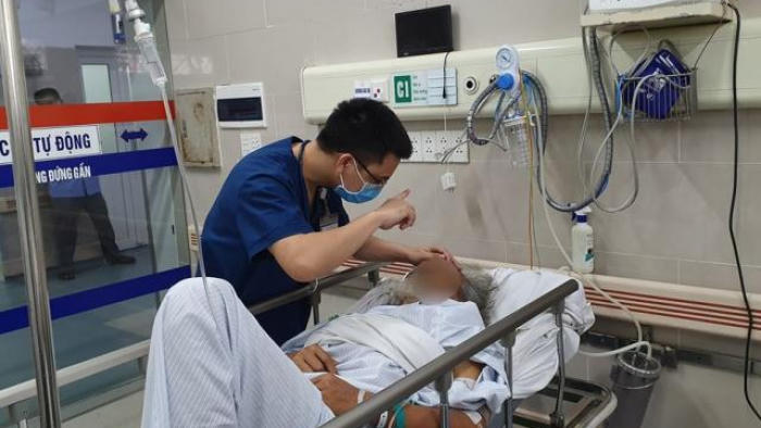 Chăm sóc, điều trị bệnh nhân đột quỵ tại Bệnh viện Bạch Mai. Ảnh: BVCC.