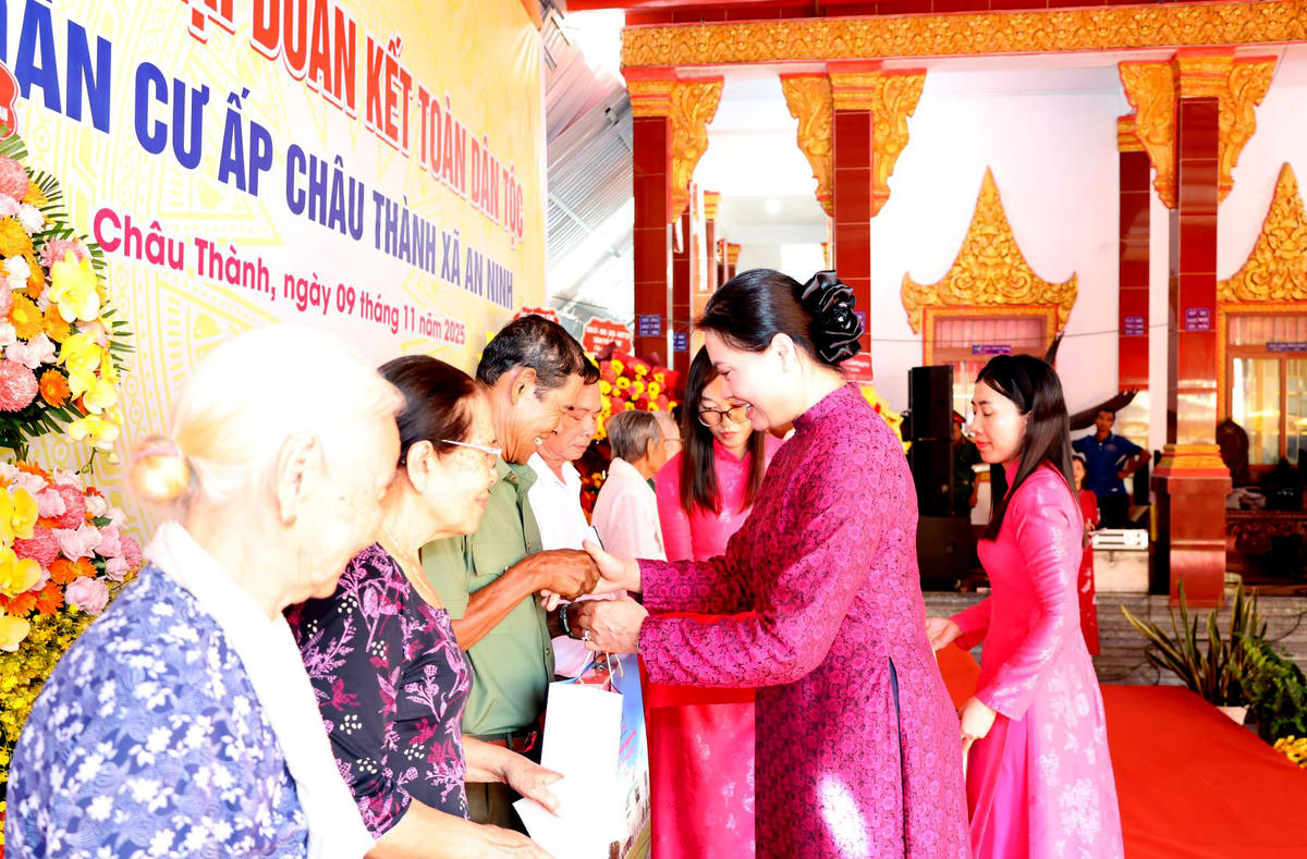 Phó Chủ tịch UBTƯ MTTQ Việt Nam Hà Thị Nga trao quà cho các gia đình chính sách trên địa bàn TP Cần Thơ. Ảnh Trung Kiên.