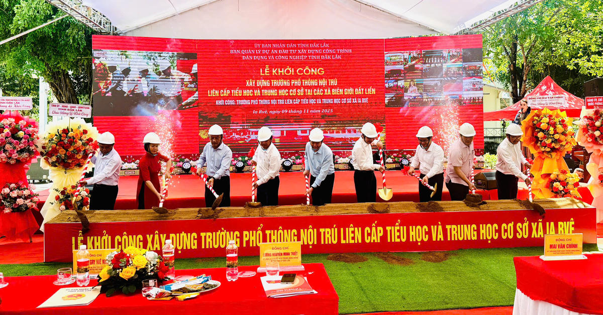 Các đại biểu động thổ khởi công&nbsp;Trường Phổ thông nội trú liên cấp Tiểu học – THCS xã Ia R’vê, huyện Ea Súp, tỉnh Đắk Lắk. Ảnh: Thanh Nga.