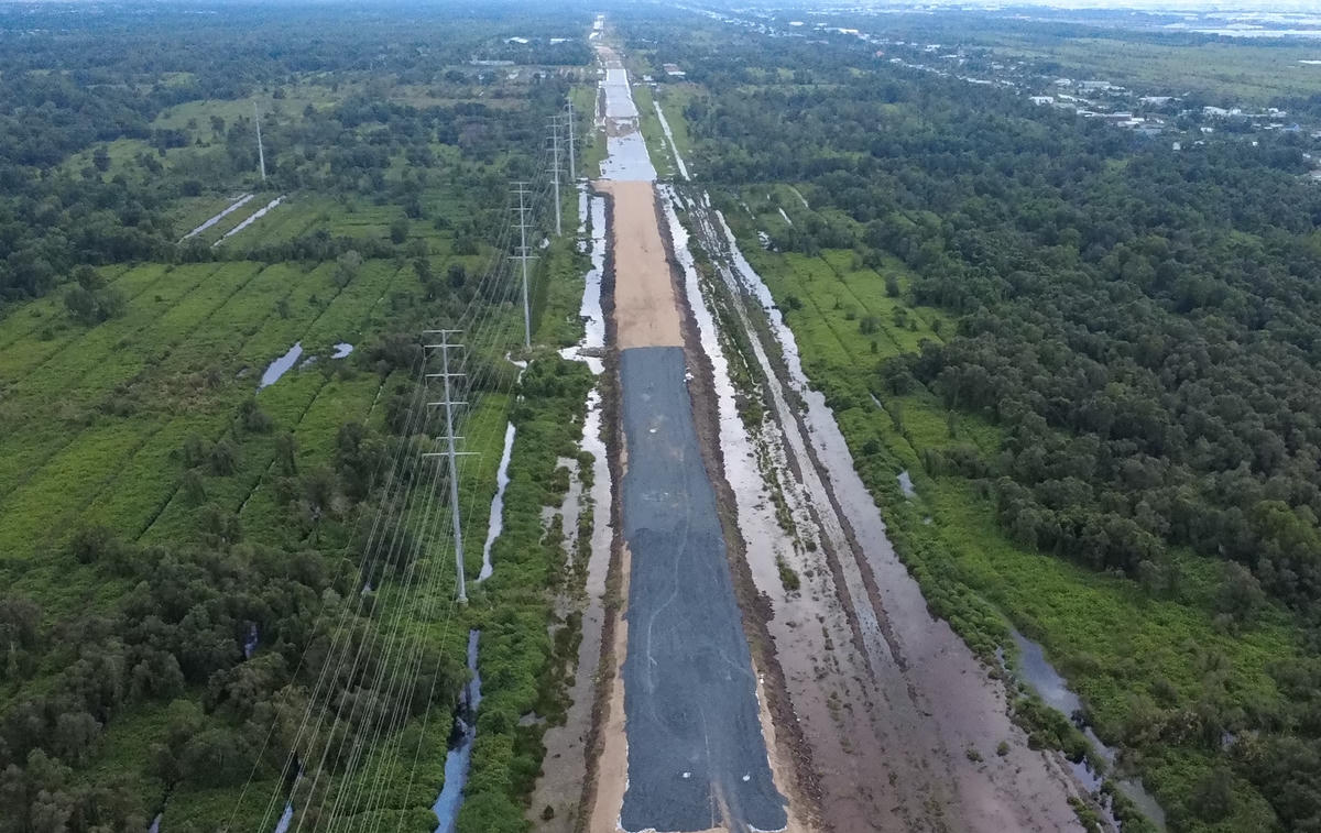 Ở khu vực phía Tây mà dự án đi qua hầu hết là đồng ruộng, rừng tràm. Ảnh: Đ.Xá.