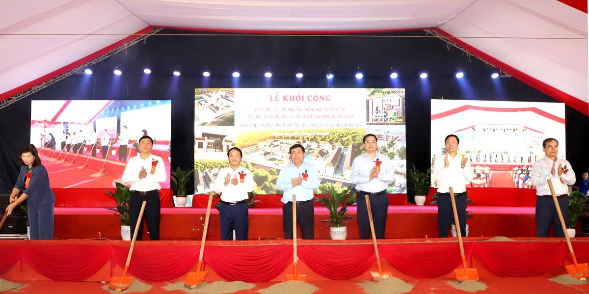 Phó Thủ tướng Nguyễn Chí Dũng và Bí thư Tỉnh ủy Tuyên Quang Hầu A Lềnh khởi công Trường Phổ thông Nội trú liên cấp Tiểu học và Trung học cơ sở Minh Tân. Ảnh: Tuyên Quang online.