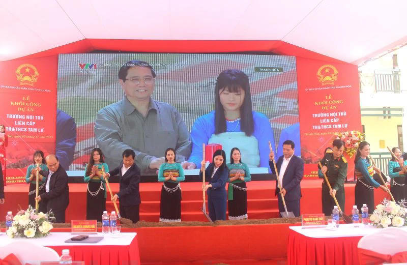 Bà Phạm Thị Thanh Thủy - Chủ nhiệm Ủy ban Kiểm tra Tỉnh ủy cùng các đại biểu thực hiện nghi thức động thổ khởi công công trình Trường nội trú liên cấp Tiểu học và THCS Tam Lư. Ảnh: Đình Giang