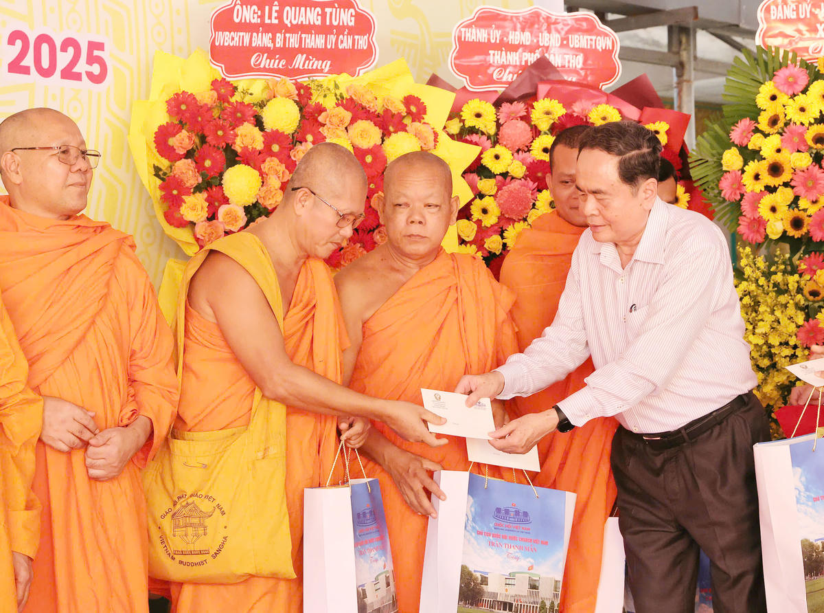 Chủ tịch Quốc hội Trần Thanh Mẫn tặng quà các chức sắc của TP Cần Thơ. Ảnh Trung Phạm. 