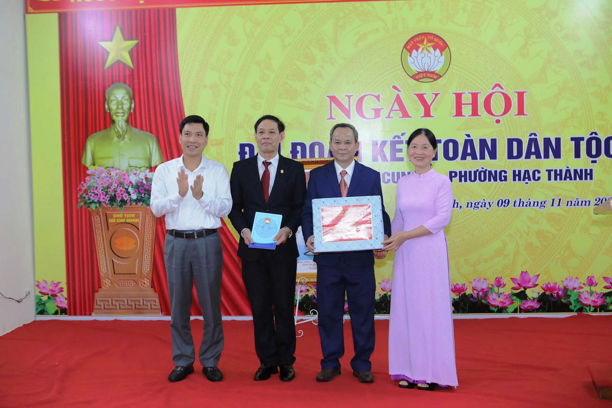 Lãnh đạo phường Hạc Thành trao tặng quà cho Tổ dân phố trong ngày hội. Ảnh: Nguyễn Chung.