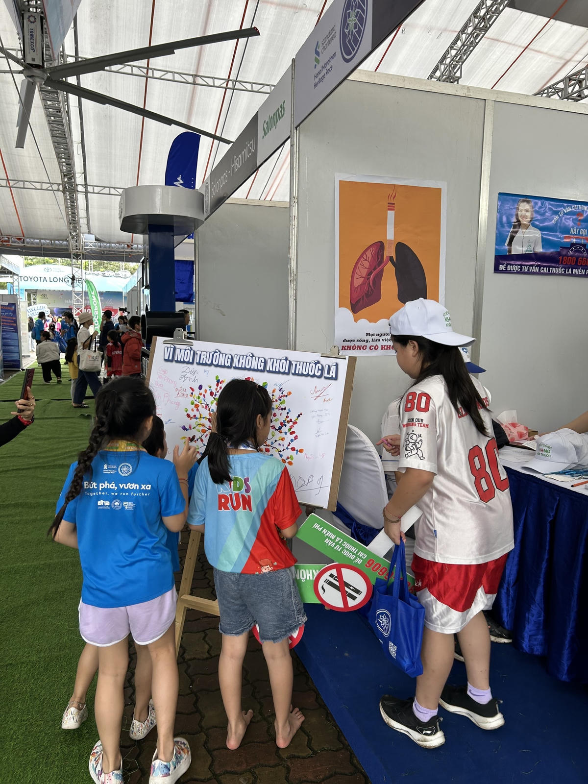 Gian hàng “Di sản Không khói thuốc” do Quỹ PCTHTL tổ chức thu hút nhiều em nhỏ đến checkin. Ảnh: BTC.