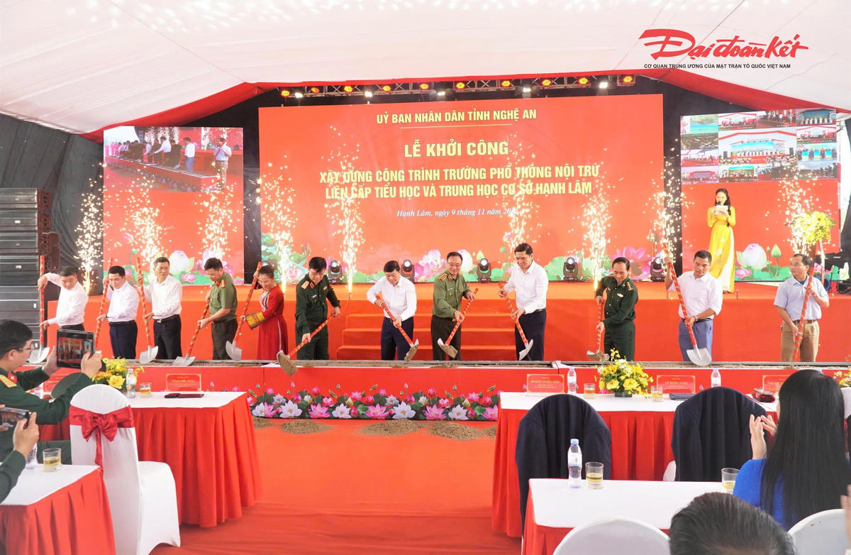 Các đại biểu thực hiện nghi thức khởi công tại điểm cầu Trường Phổ thông nội trú liên cấp Tiểu học và THCS Hạnh Lâm. Ảnh: HL