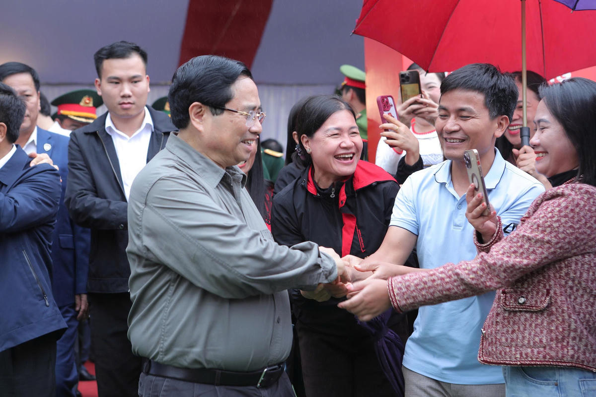 Thủ tướng thăm hỏi, động biên bà con vùng biên Yên Khương, tỉnh Thanh Hóa. Ảnh: Minh Hiếu