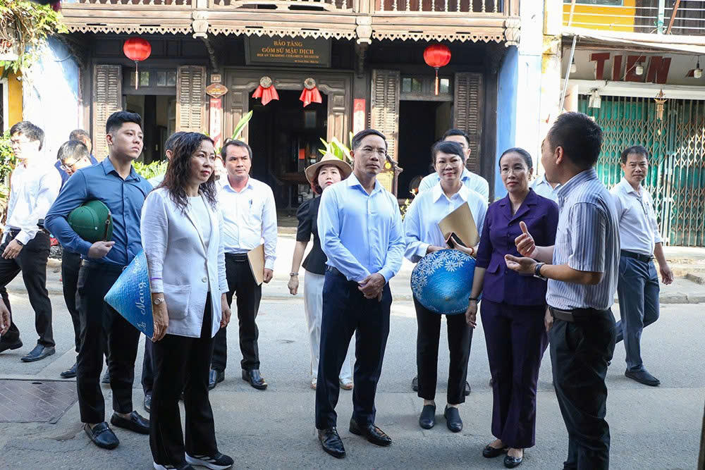 Ông Phạm Đức Ấn, Chủ tịch UBND TP Đà Nẵng (ở giữa) nghe đại diện Trung tâm Bảo tồn Di sản văn hóa thế giới Hội An báo cáo tình hình xuống cấp các di sản. Ảnh: CV.