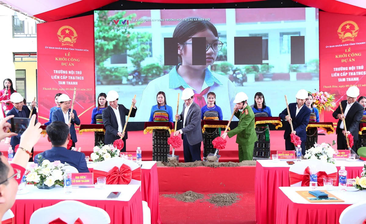 Ông Nguyễn Ngọc Tiến - Trưởng Ban Nội chính Tỉnh ủy Thanh Hóa cùng các đại biểu thực hiện nghi thức động thổ khởi công dự án Trường nội trú liên cấp Tiểu học và THCS Tam Thanh. Ảnh: Quốc Hương 