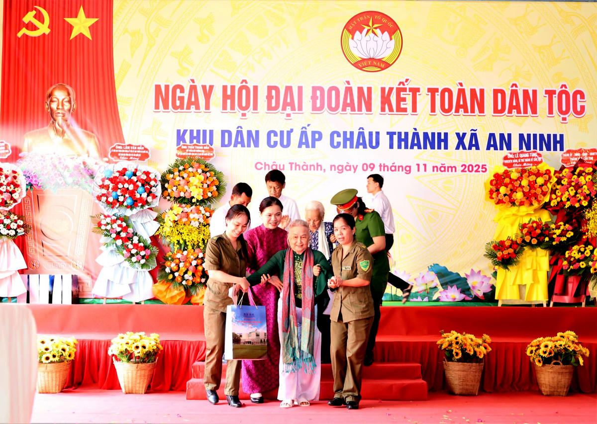 Phó Chủ tịch UBTƯ MTTQ Việt Nam Hà Thị Nga thăm hỏi các gia đình chính sách tại Ngày hội. Ảnh Trung Kiên.