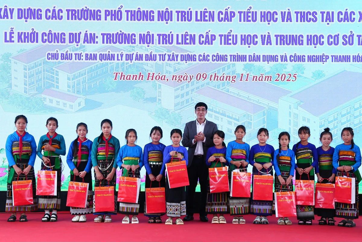 Trưởng Ban Nội chính Tỉnh ủy Nguyễn Ngọc Tiến trao quà tặng các em học sinh Trường Tiểu học và THCS Tam Thanh. Ảnh: Quốc Hương